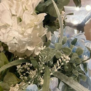 Variety of artificial flowers. Use in good condition.